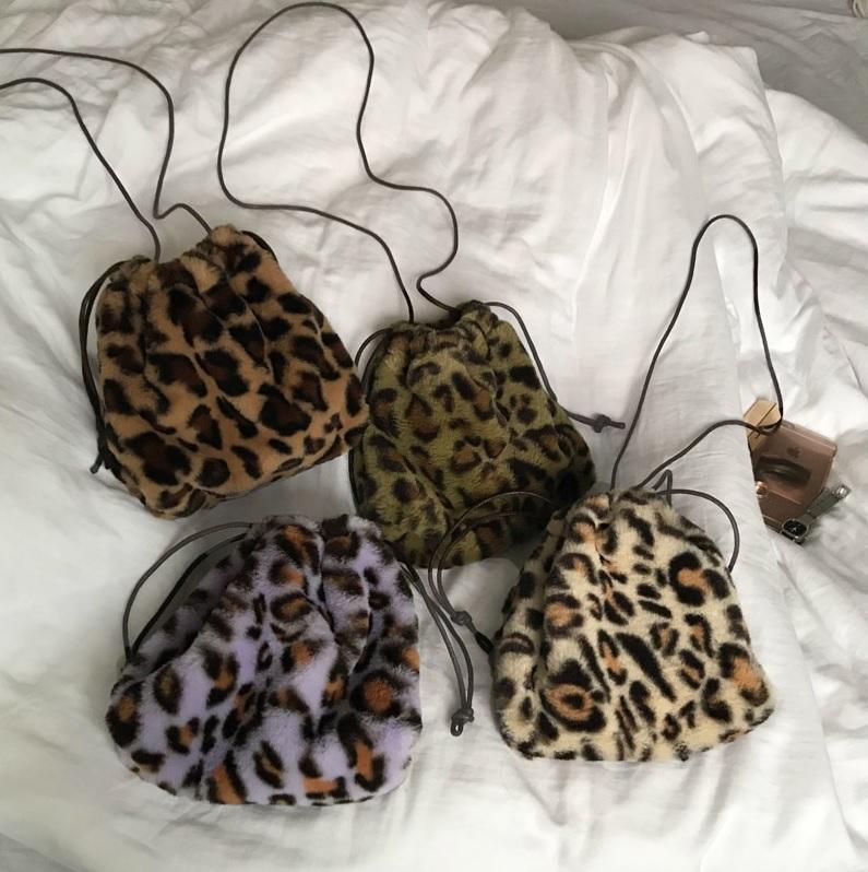 Leopard print fluffy online shoulder bag