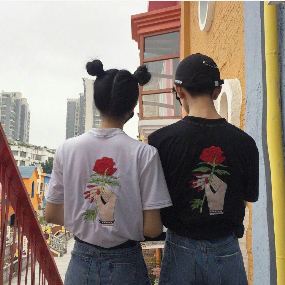 itGirl Shop SALE HAND HOLD ROSE EMBROIDERY TSHIRT